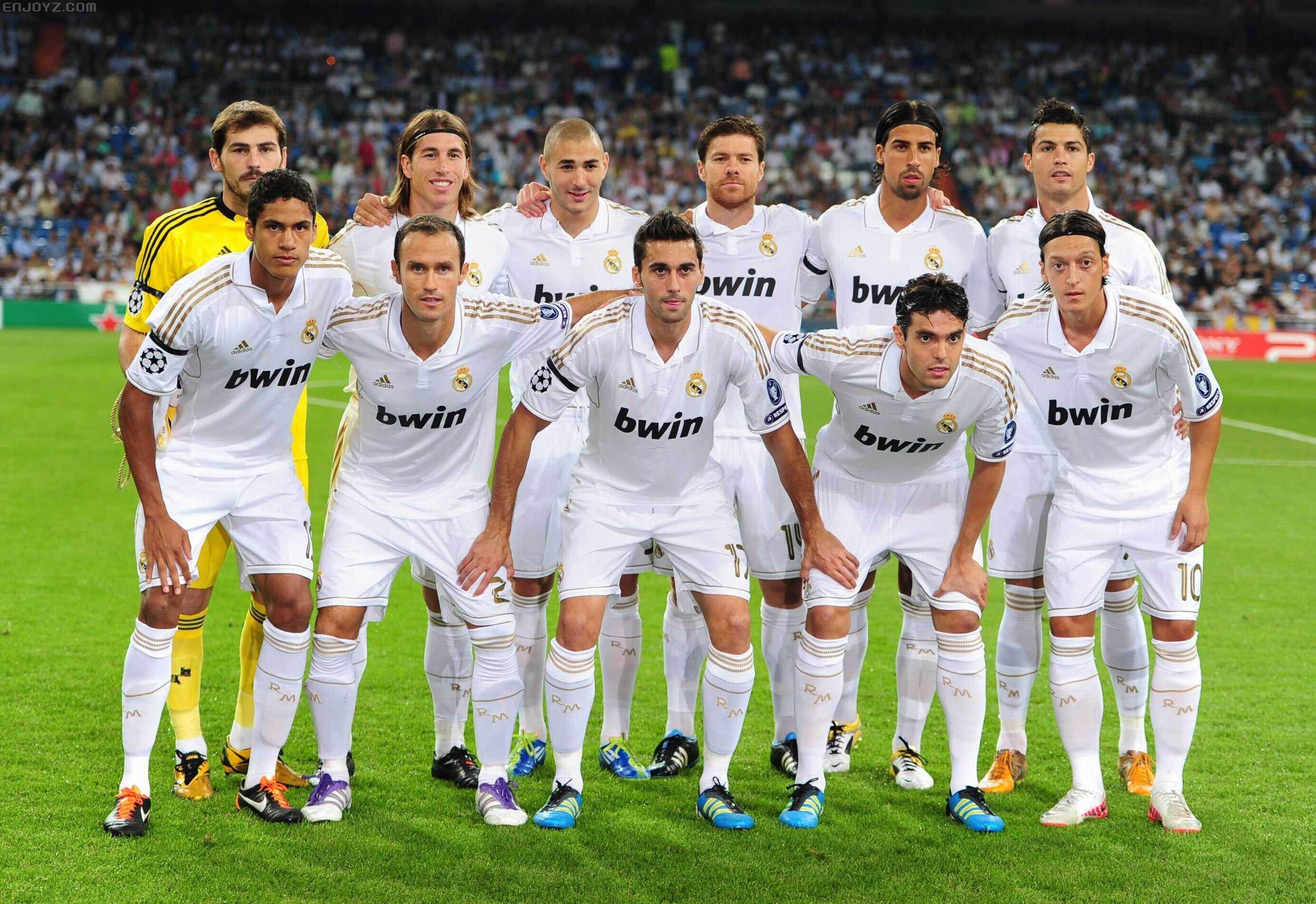 曼联官方分享本赛季全家福，男女足球员一同拍摄（曼联官方发布本赛季合照，男足女足齐亮相）