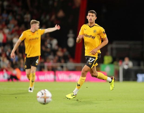 一日英超动向：曼联利物浦难兄难弟，阿森纳领跑态势不可阻挡（英超今日看点：曼联利物浦同陷困境，阿森纳领跑势头难挡）