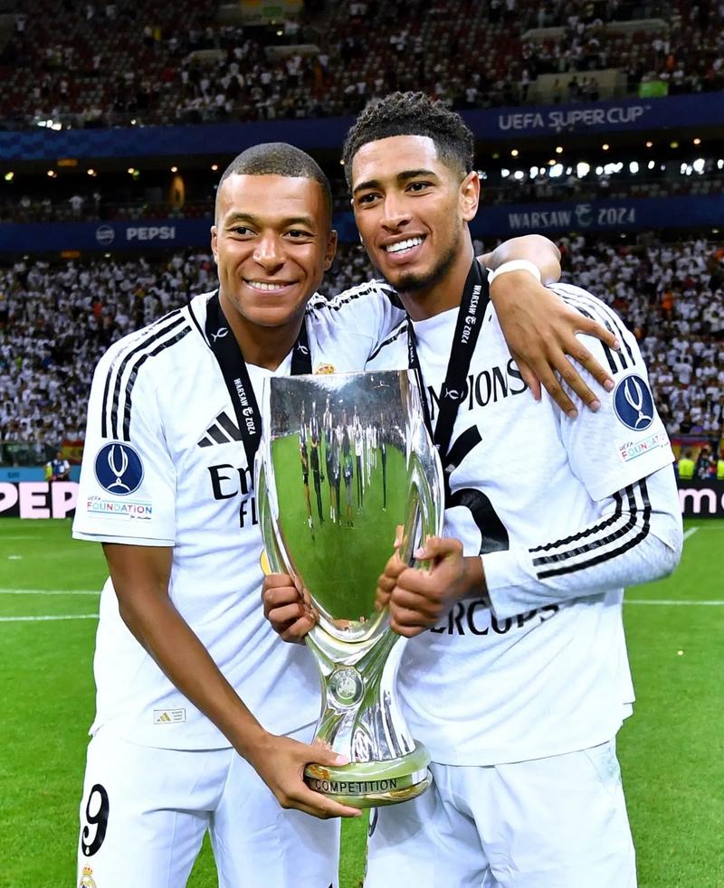 米兰客场挑战都灵队，意甲第14轮凌晨开战（意甲第14轮凌晨打响：米兰客场对阵都灵）